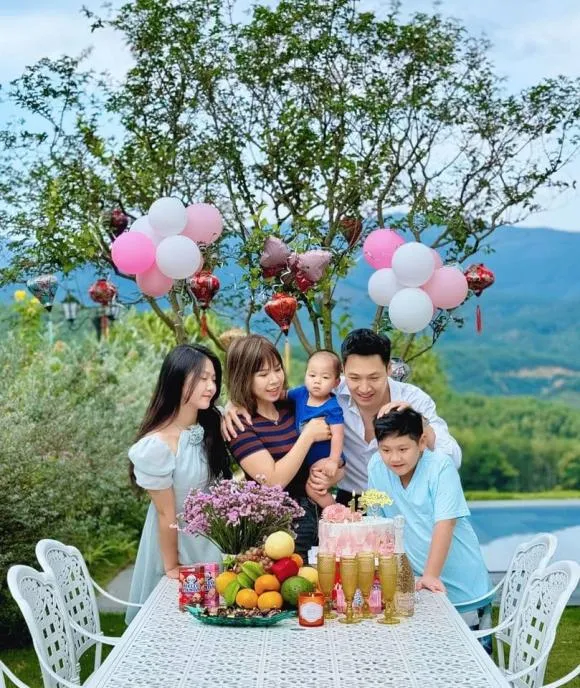 manh-truong-cung-ba-xa-ky-niem-15-nam-ngay-cuoi-khung-anh-gia-dinh-hanh-phuc-khien-ai-nay-deu-ghen-ty-1