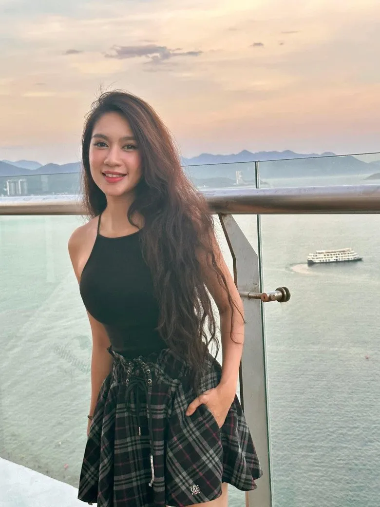 de-lai-mai-toc-tu-10-nam-truoc-vo-tien-si-cua-ly-hai-duoc-khen-het-loi-vi-nhan-sac-truoc-sau-nhu-mot-2