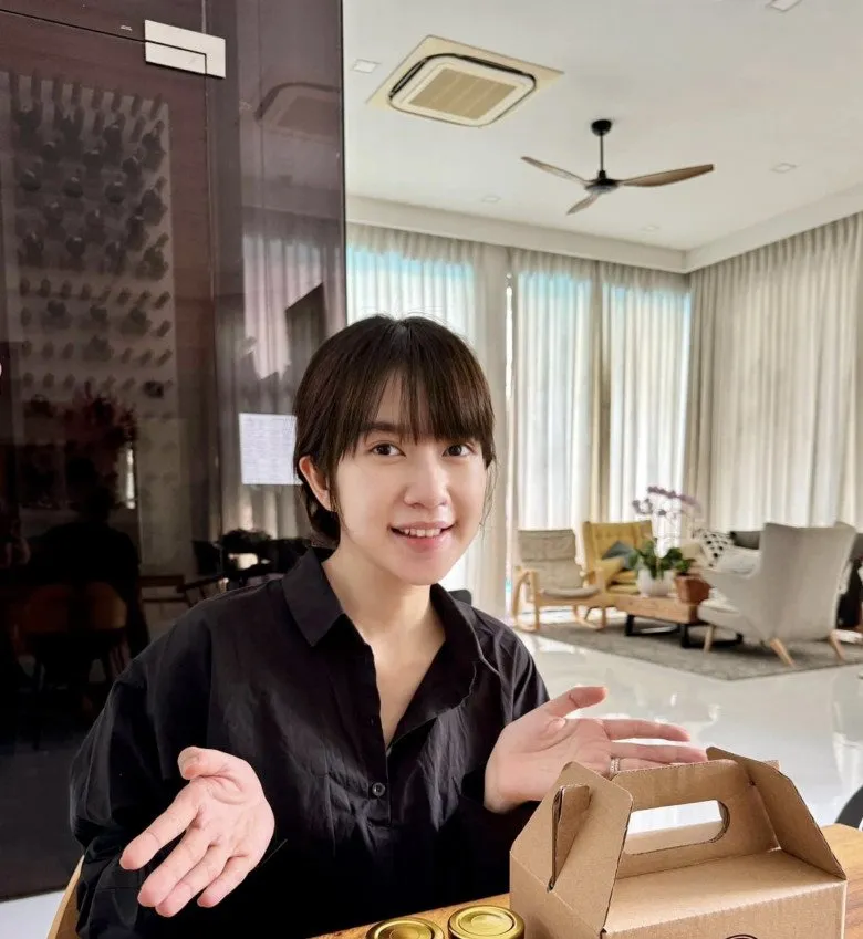 de-lai-mai-toc-tu-10-nam-truoc-vo-tien-si-cua-ly-hai-duoc-khen-het-loi-vi-nhan-sac-truoc-sau-nhu-mot-3