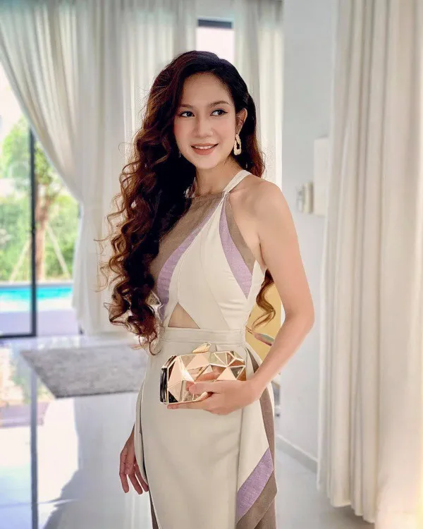 de-lai-mai-toc-tu-10-nam-truoc-vo-tien-si-cua-ly-hai-duoc-khen-het-loi-vi-nhan-sac-truoc-sau-nhu-mot-6