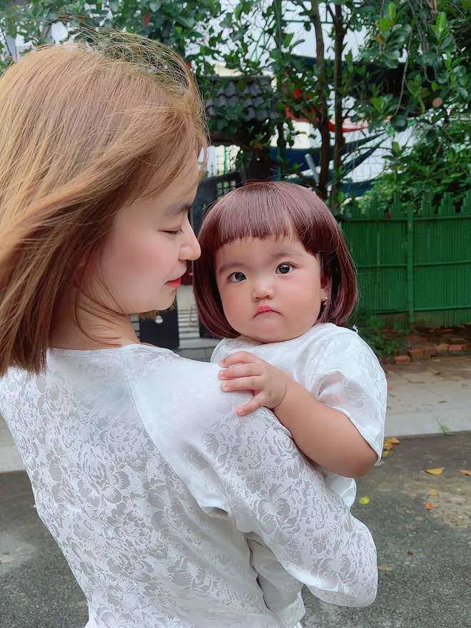 con-gai-mac-van-khoa-cang-lon-cang-xinh-xan-duoc-me-tao-vo-so-kieu-toc-2