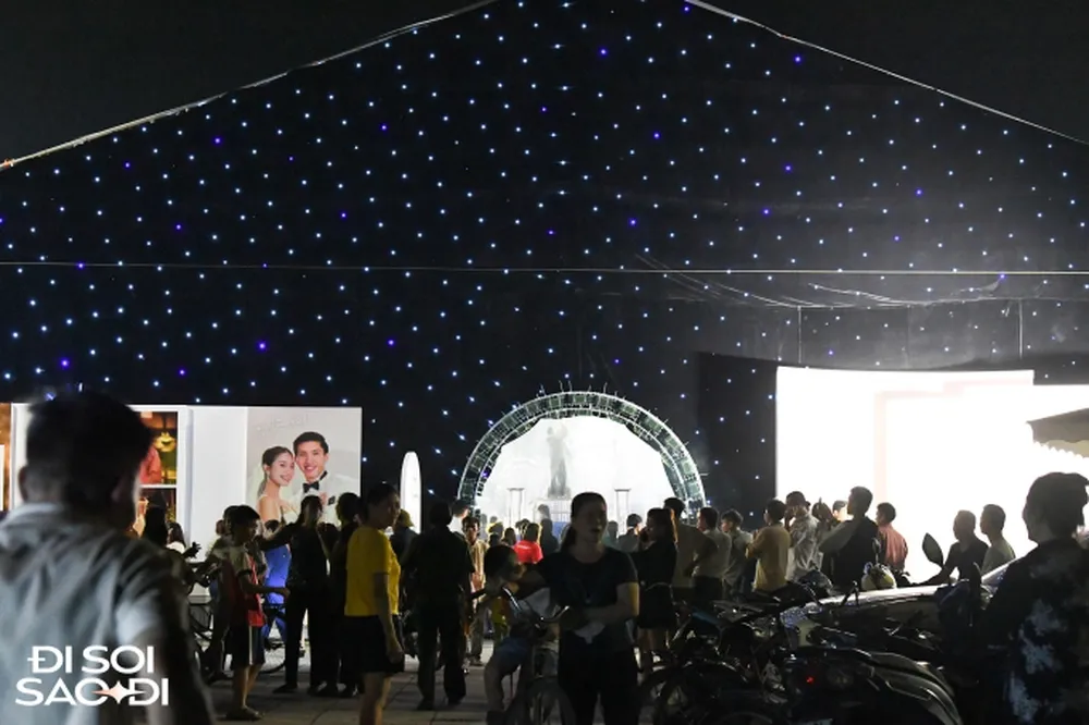 dam-cuoi-doan-van-hau-dong-vui-nhu-tray-hoi-tieu-thuong-mo-luon-sap-ban-do-an-ngay-cua-san-van-dong-1