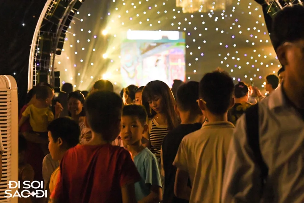 dam-cuoi-doan-van-hau-dong-vui-nhu-tray-hoi-tieu-thuong-mo-luon-sap-ban-do-an-ngay-cua-san-van-dong-2