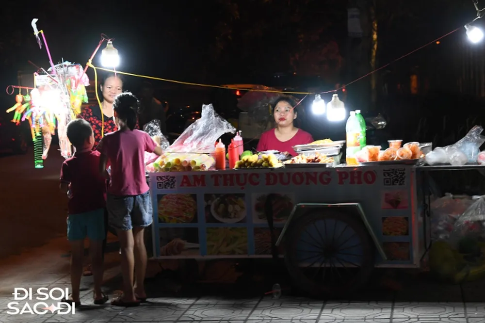 dam-cuoi-doan-van-hau-dong-vui-nhu-tray-hoi-tieu-thuong-mo-luon-sap-ban-do-an-ngay-cua-san-van-dong-3