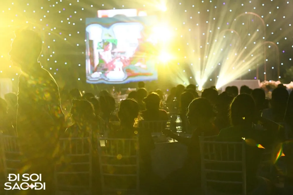 dam-cuoi-doan-van-hau-dong-vui-nhu-tray-hoi-tieu-thuong-mo-luon-sap-ban-do-an-ngay-cua-san-van-dong-4