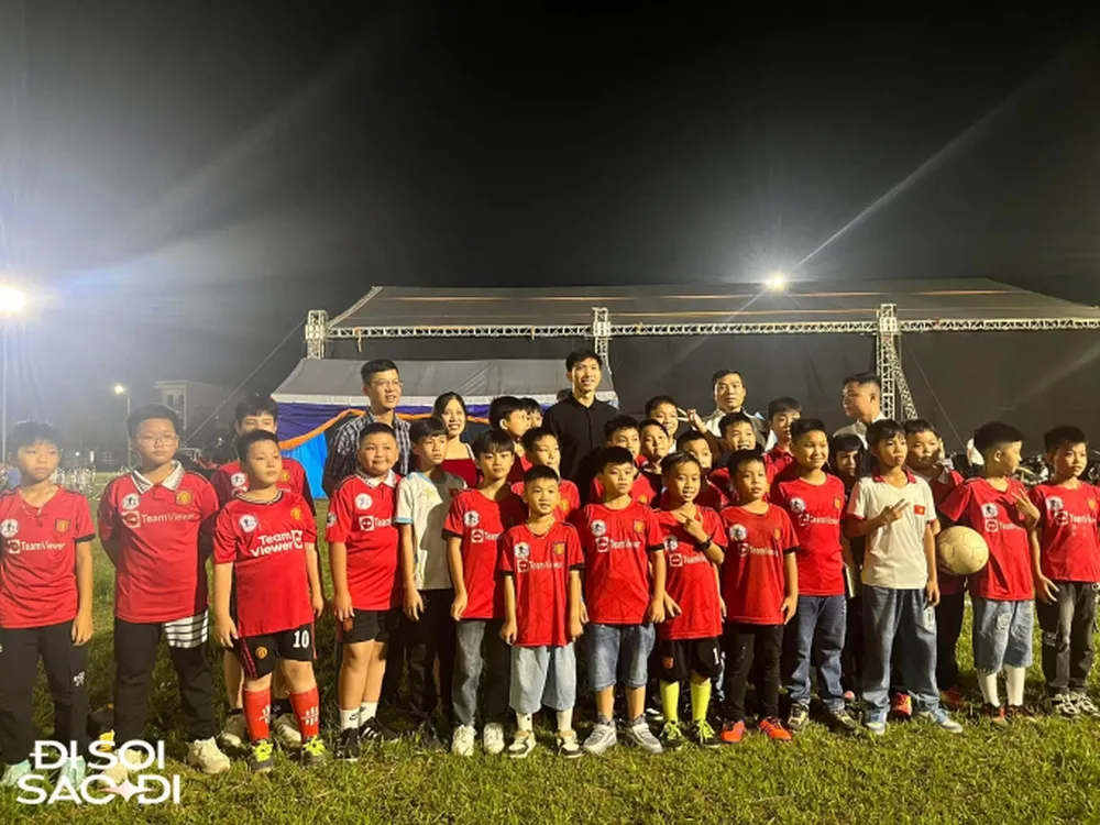 dam-cuoi-doan-van-hau-dong-vui-nhu-tray-hoi-tieu-thuong-mo-luon-sap-ban-do-an-ngay-cua-san-van-dong-5