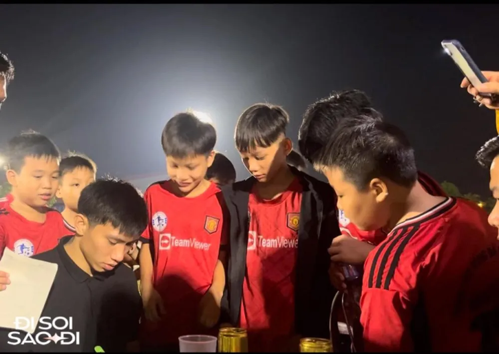 dam-cuoi-doan-van-hau-dong-vui-nhu-tray-hoi-tieu-thuong-mo-luon-sap-ban-do-an-ngay-cua-san-van-dong-6