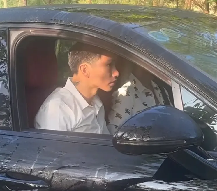 dam-cuoi-doan-van-hau-dong-vui-nhu-tray-hoi-tieu-thuong-mo-luon-sap-ban-do-an-ngay-cua-san-van-dong-8