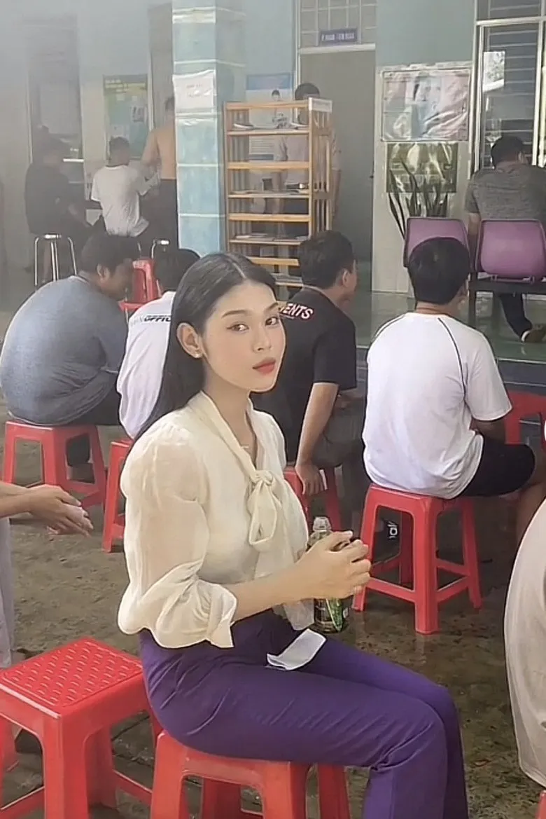 hotgirl-chuyen-gioi-di-kham-nghia-vu-quan-su-1