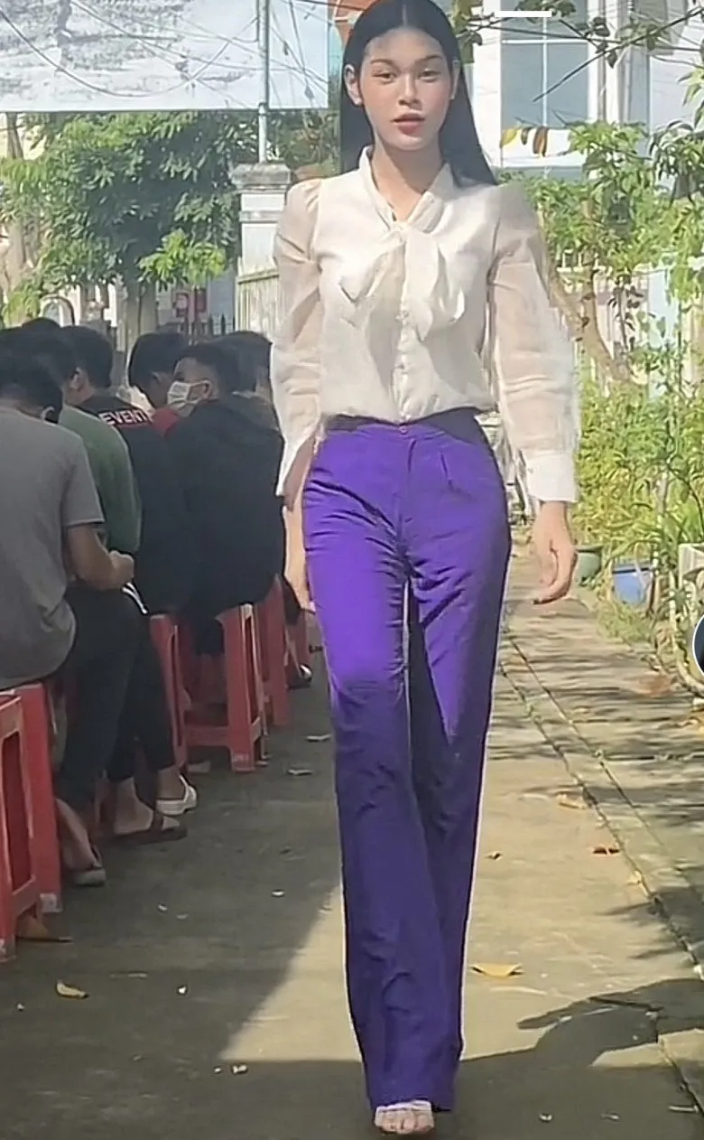 hotgirl-chuyen-gioi-di-kham-nghia-vu-quan-su-2