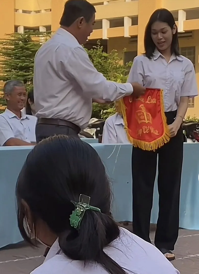 hotgirl-chuyen-gioi-di-kham-nghia-vu-quan-su-3