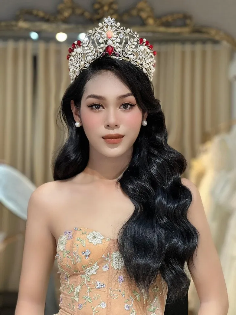 hotgirl-chuyen-gioi-di-kham-nghia-vu-quan-su-5