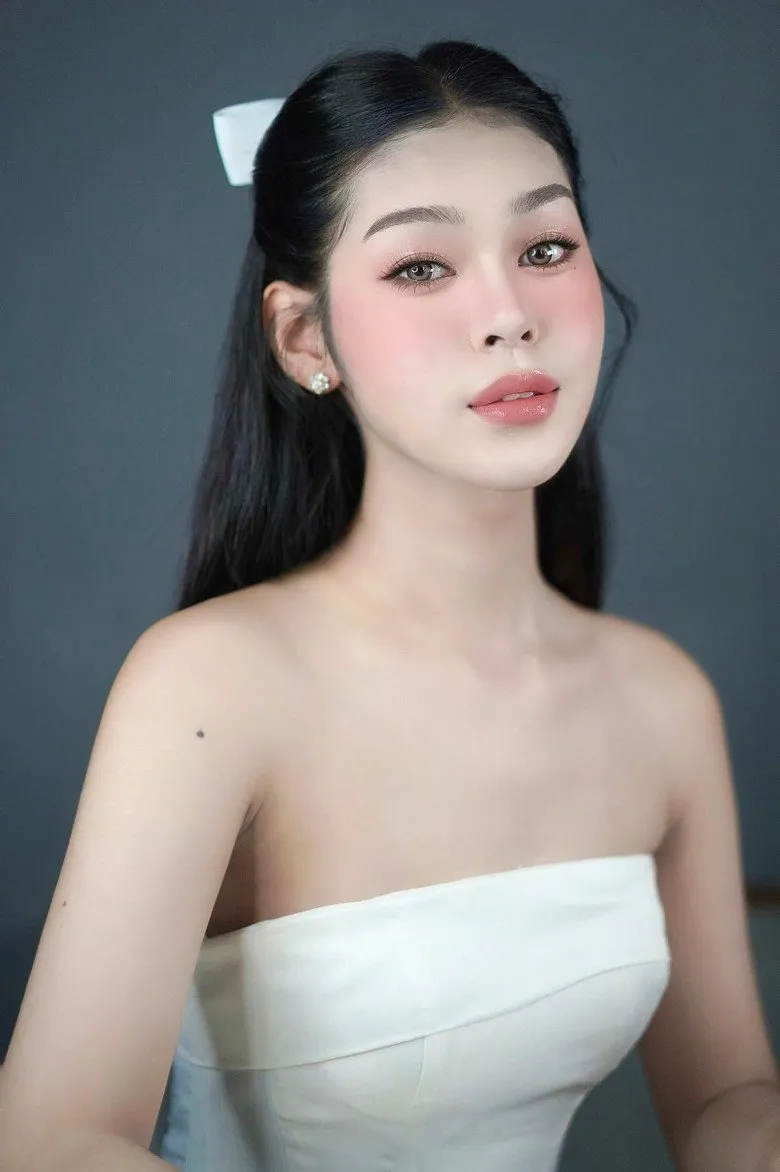 hotgirl-chuyen-gioi-di-kham-nghia-vu-quan-su-6