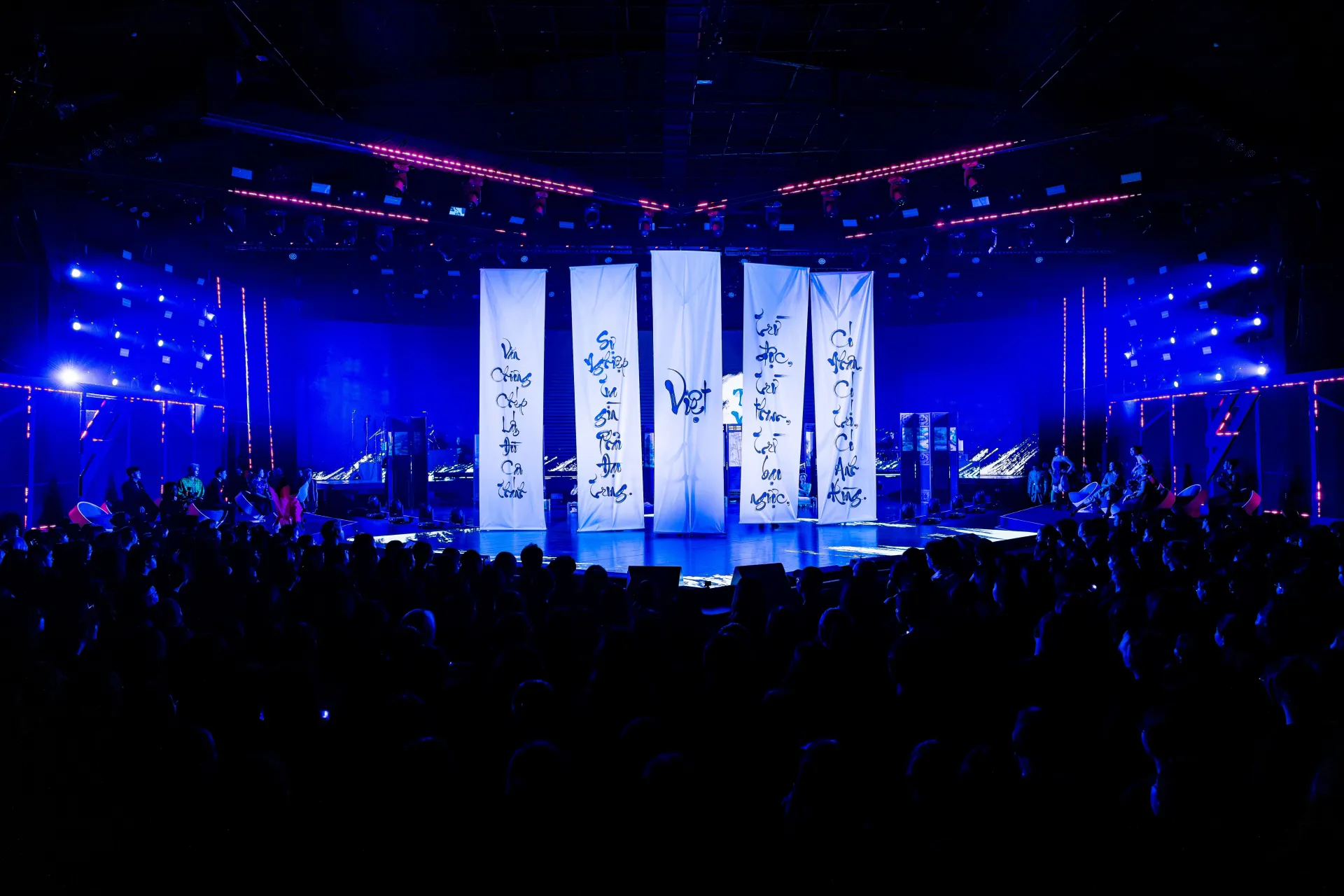 dem-nguoc-thoi-gian-cho-7-chi-dep-lo-dien-trong-nhom-thanh-doan2