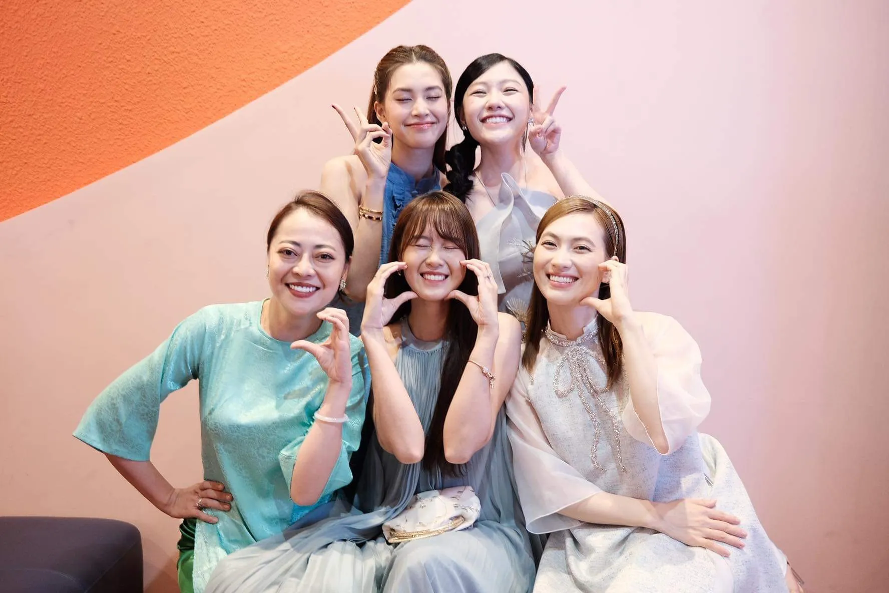 duoc-chon-mat-gui-vang-hoa-hau-tieu-vy-gay-bao-du-chi-xuat-hien-cuoi-phim-tram-ty1