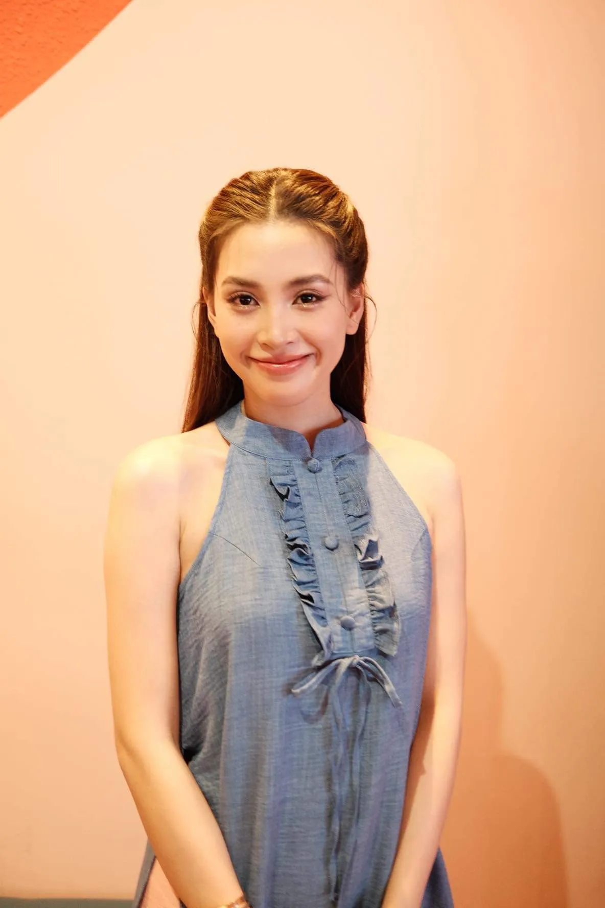 duoc-chon-mat-gui-vang-hoa-hau-tieu-vy-gay-bao-du-chi-xuat-hien-cuoi-phim-tram-ty10