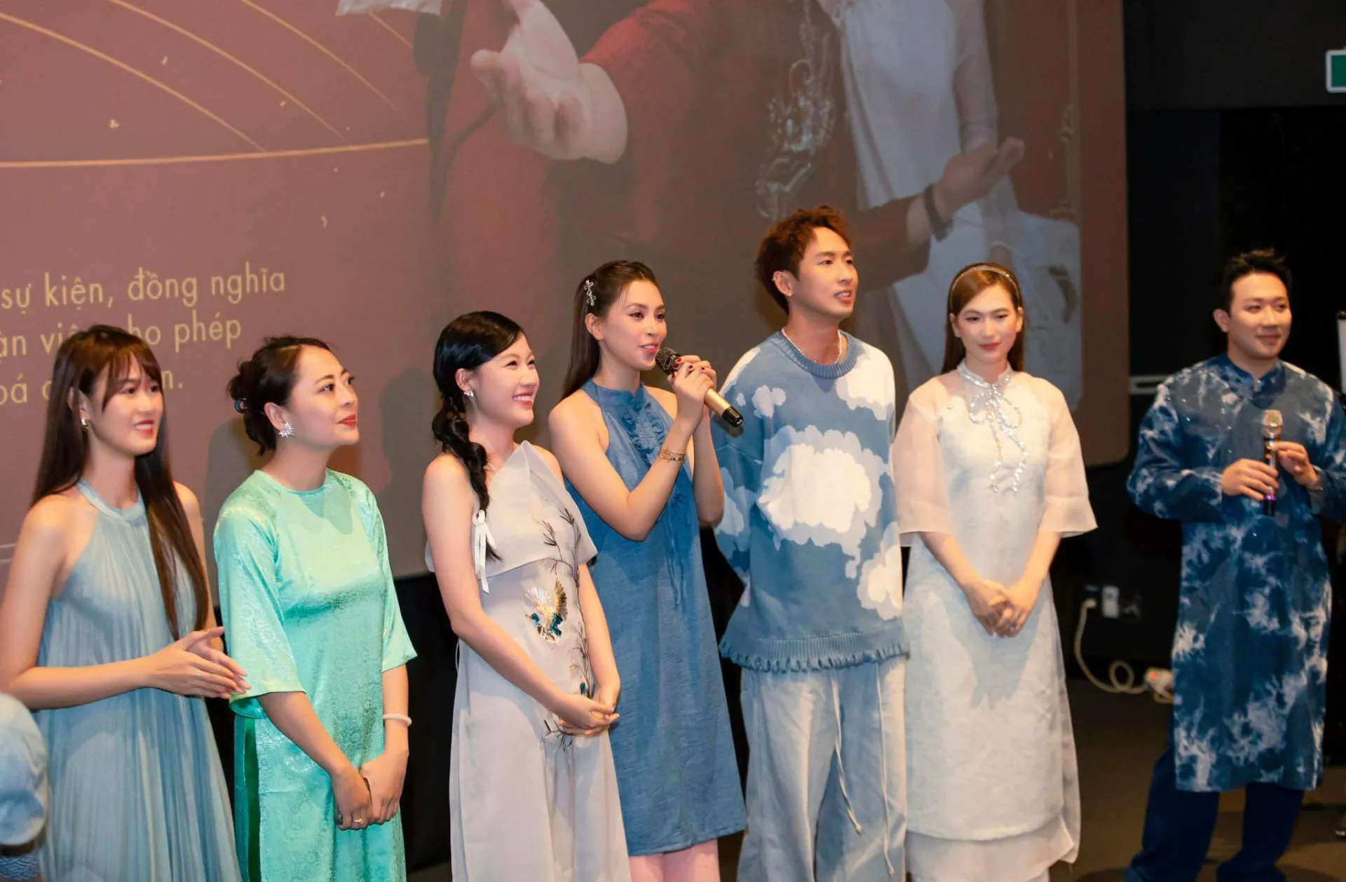 duoc-chon-mat-gui-vang-hoa-hau-tieu-vy-gay-bao-du-chi-xuat-hien-cuoi-phim-tram-ty4