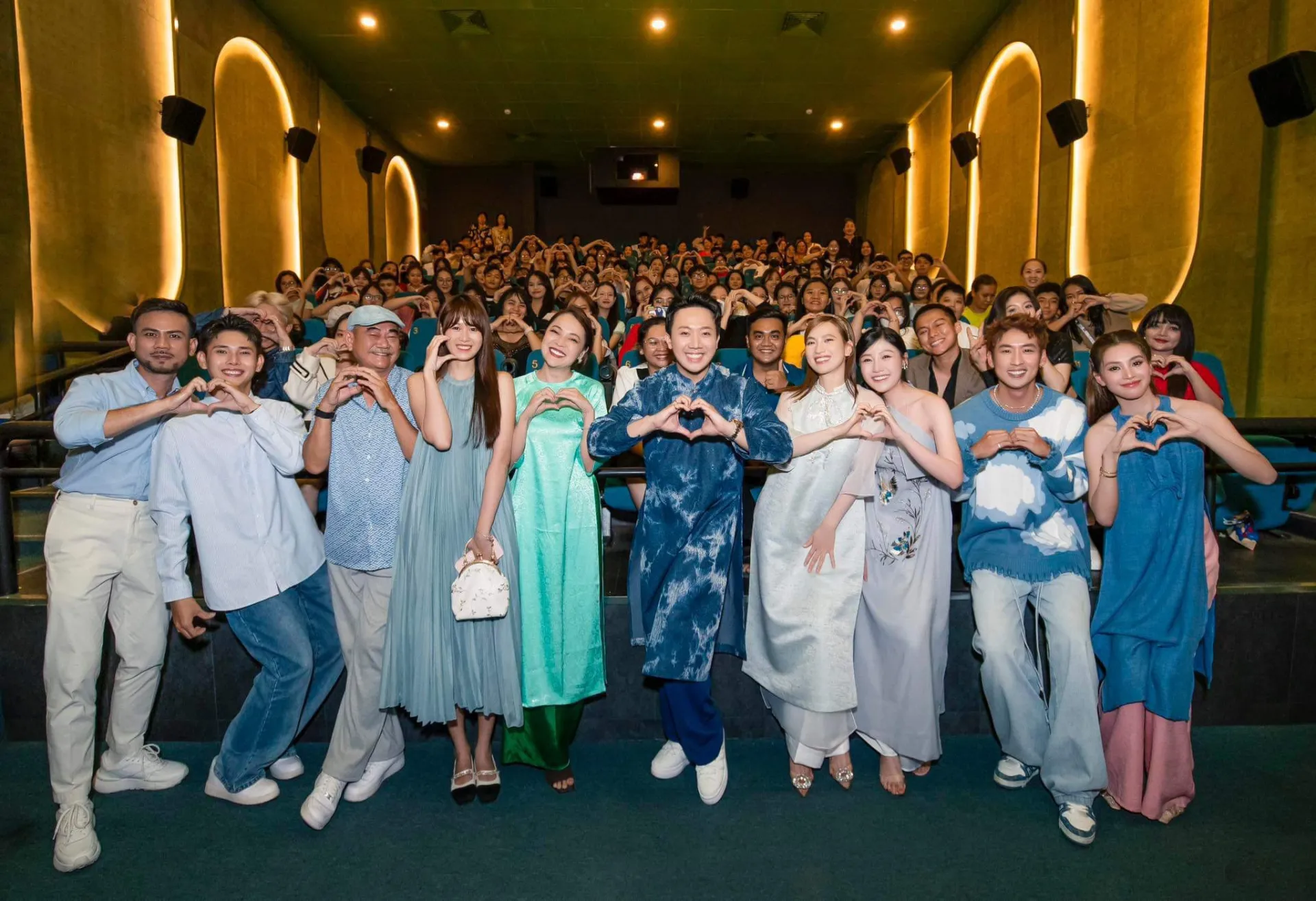 duoc-chon-mat-gui-vang-hoa-hau-tieu-vy-gay-bao-du-chi-xuat-hien-cuoi-phim-tram-ty8