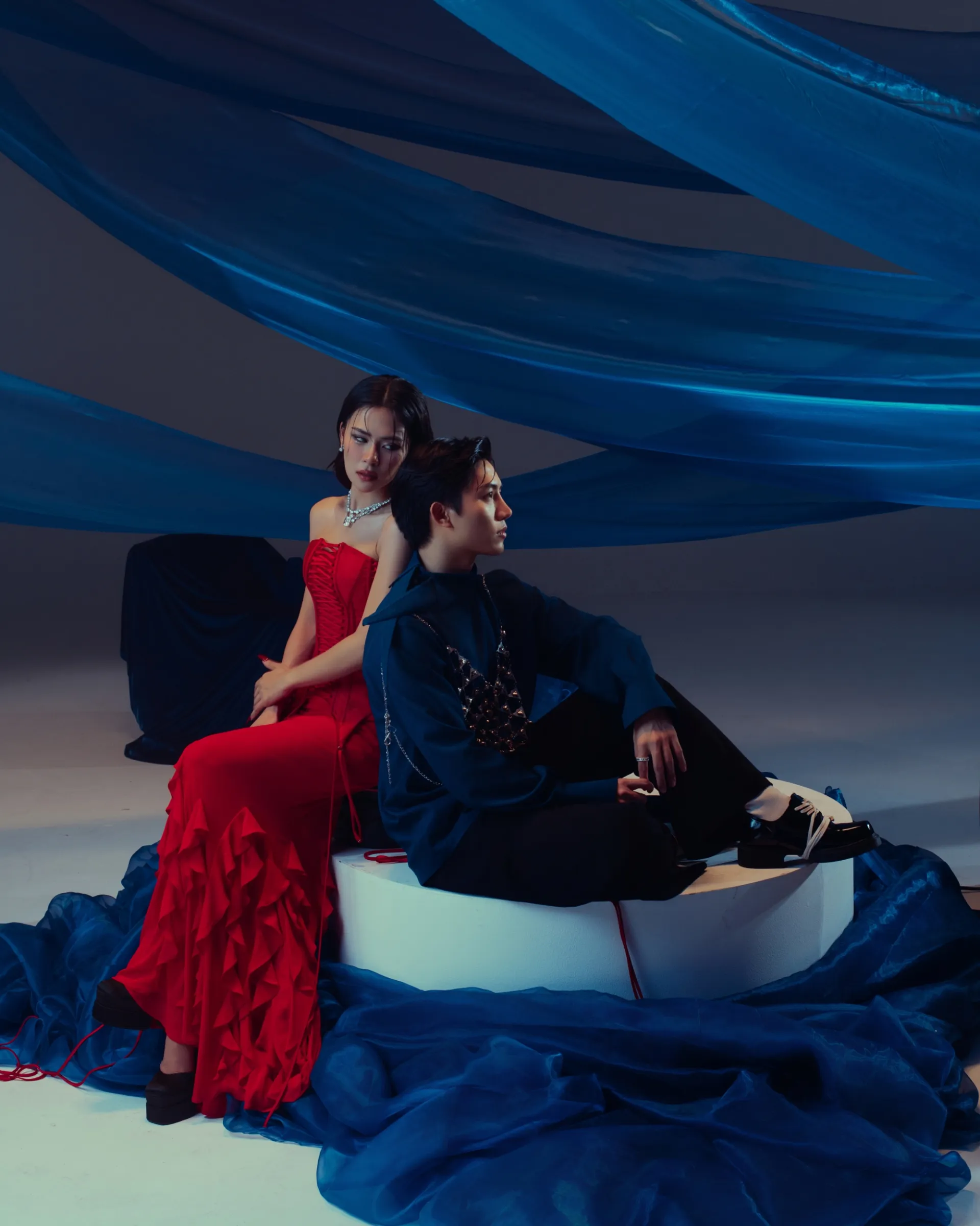 ha-nhi-di-dom-ke-ve-lan-di-qua-gioi-han-voi-voi-ban-don-anh-tu2