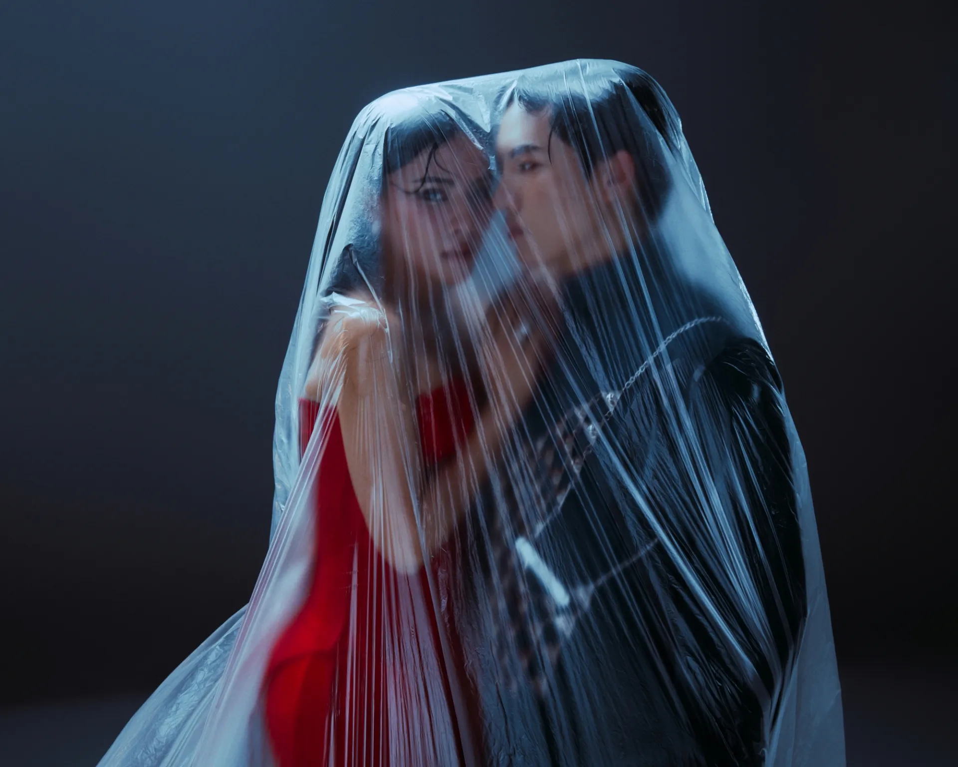 ha-nhi-di-dom-ke-ve-lan-di-qua-gioi-han-voi-voi-ban-don-anh-tu3