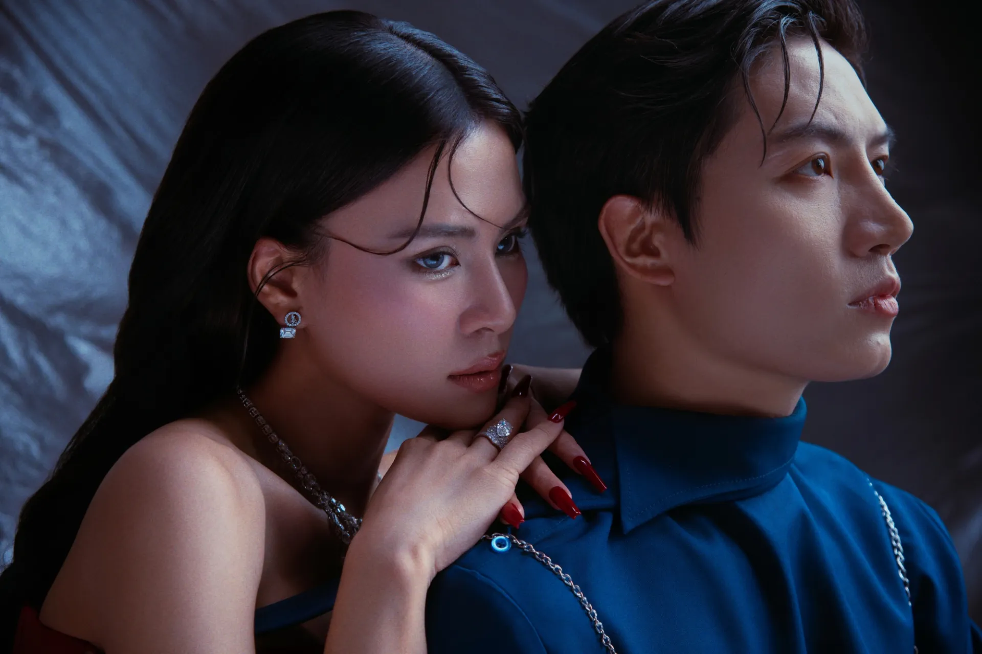 ha-nhi-di-dom-ke-ve-lan-di-qua-gioi-han-voi-voi-ban-don-anh-tu5