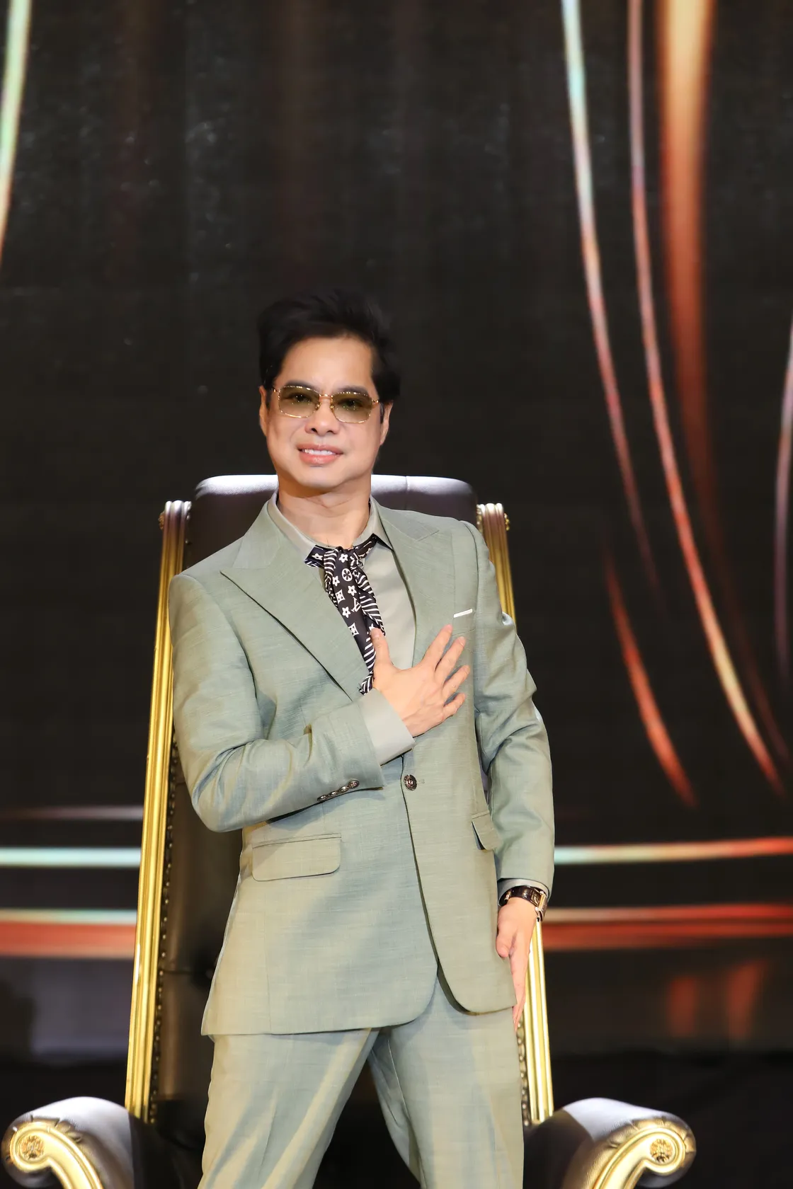 hay-la-so-1-bat-mi-nhieu-cau-chuyen-phia-sau-san-khau1