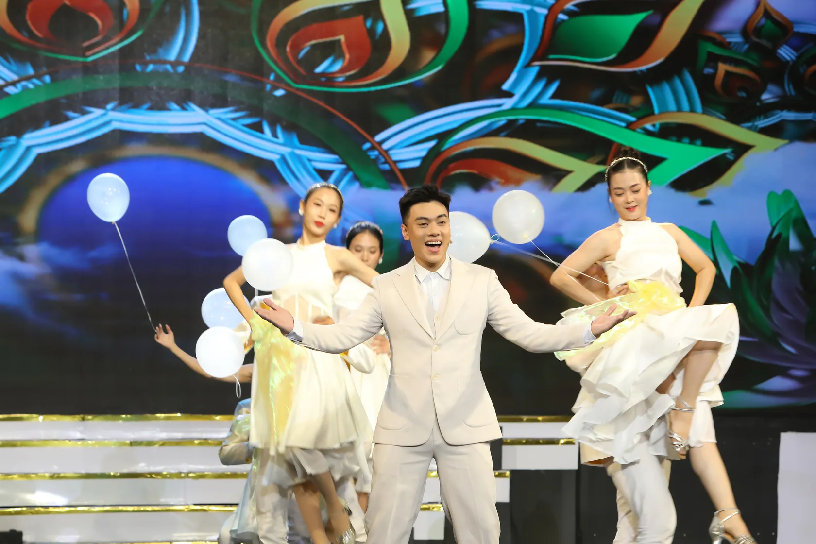 hay-la-so-1-bat-mi-nhieu-cau-chuyen-phia-sau-san-khau3