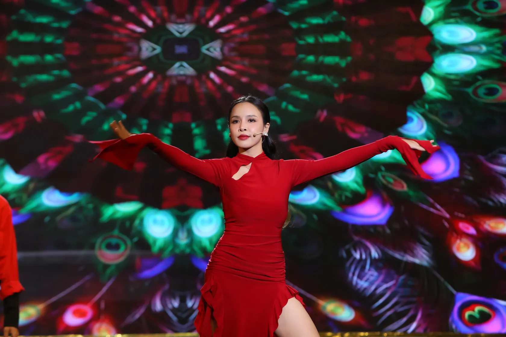 hay-la-so-1-bat-mi-nhieu-cau-chuyen-phia-sau-san-khau4