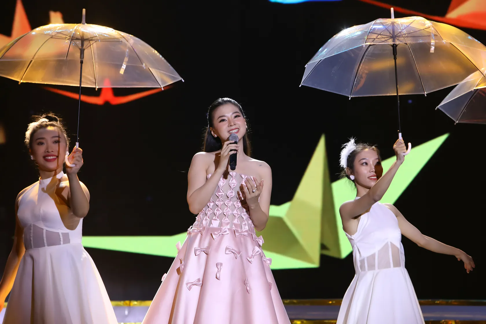 hay-la-so-1-bat-mi-nhieu-cau-chuyen-phia-sau-san-khau9