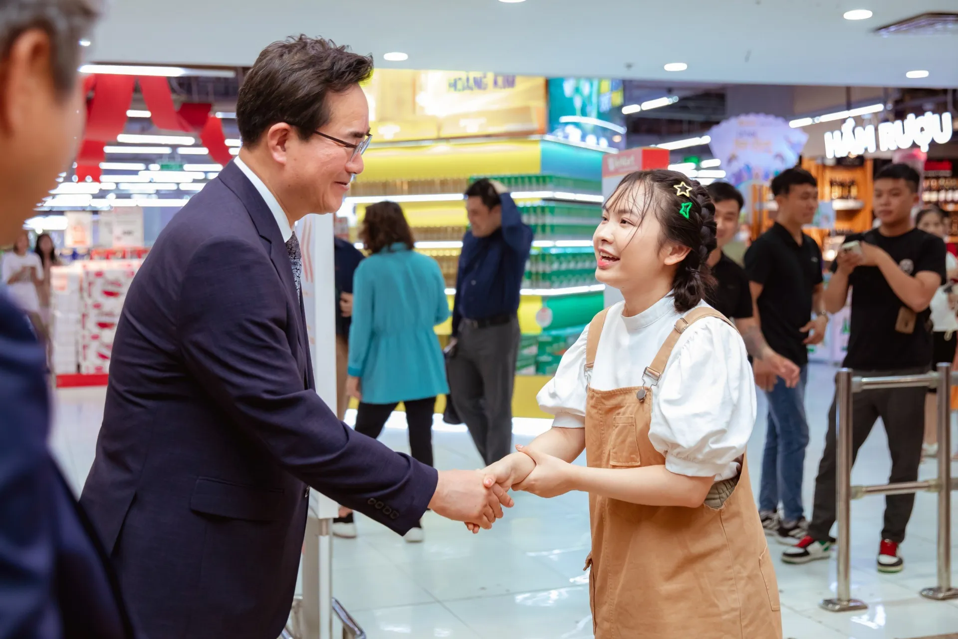 hot-tiktoker-trieu-views-n-zahan-gap-go-va-tro-chuyen-cung-tong-thong-han-quoc3