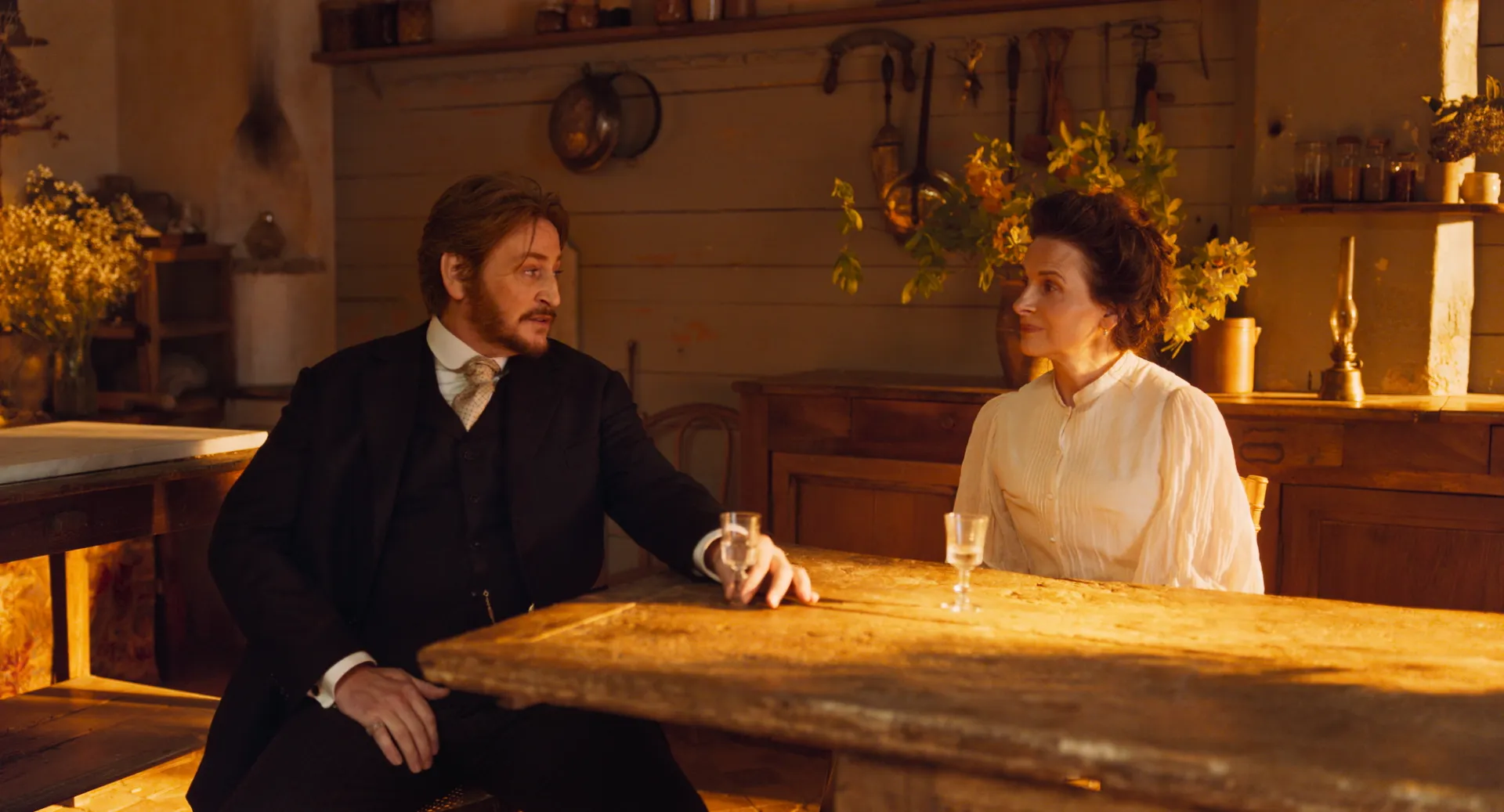 tung-trailer-chinh-thuc-lang-man-va-dep-rung-dong-tu-am-thuc-den-tinh-yeu1