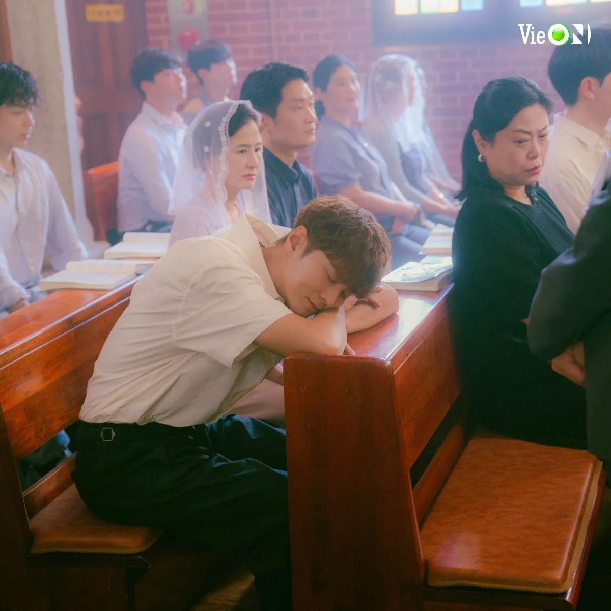 tiem-chup-anh-ma-quai-cua-joo-won-gay-sot-ngay-khi-len-song-cuoc-gap-go-giua-nguoi-song-va-nguoi-than-da-mat2