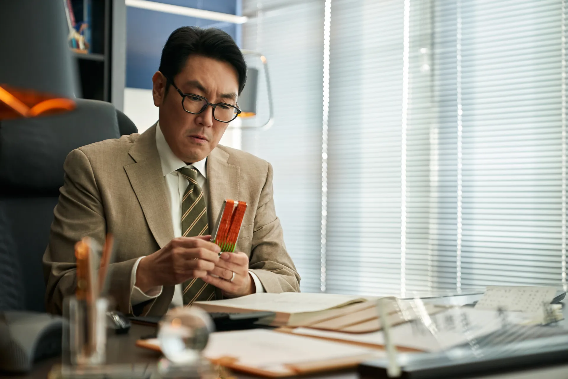 tuong-dai-dien-xuat-jo-jin-woong-va-kim-hee-ae-song-kiem-hop-bich-trong-phi-vu-hoi-sinh-gay-can-nhat-man-anh-han1