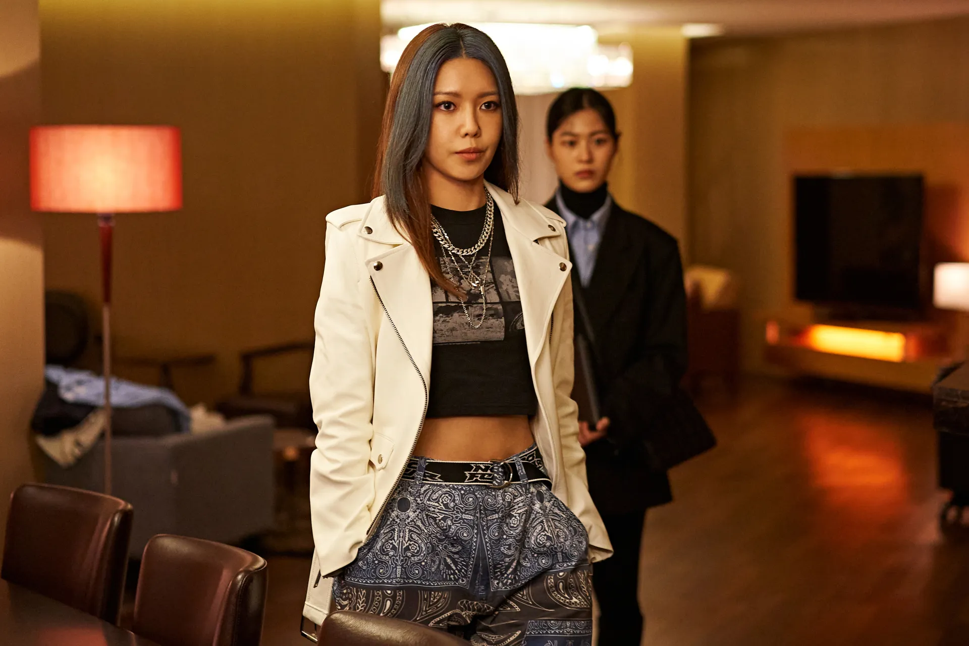 tuong-dai-dien-xuat-jo-jin-woong-va-kim-hee-ae-song-kiem-hop-bich-trong-phi-vu-hoi-sinh-gay-can-nhat-man-anh-han3