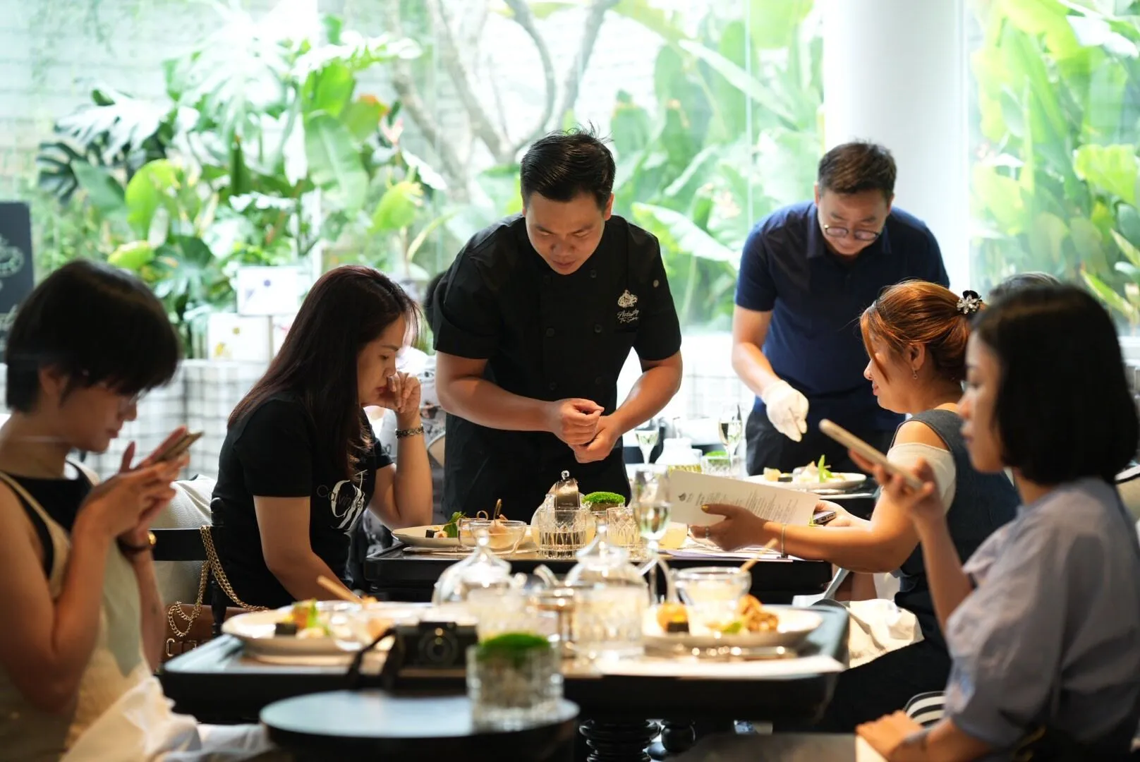 arteastiq-mang-den-viet-nam-net-tinh-te-va-sang-trong-trong-nghe-thuat-thuong-tra-thu-cong-tu-singapore