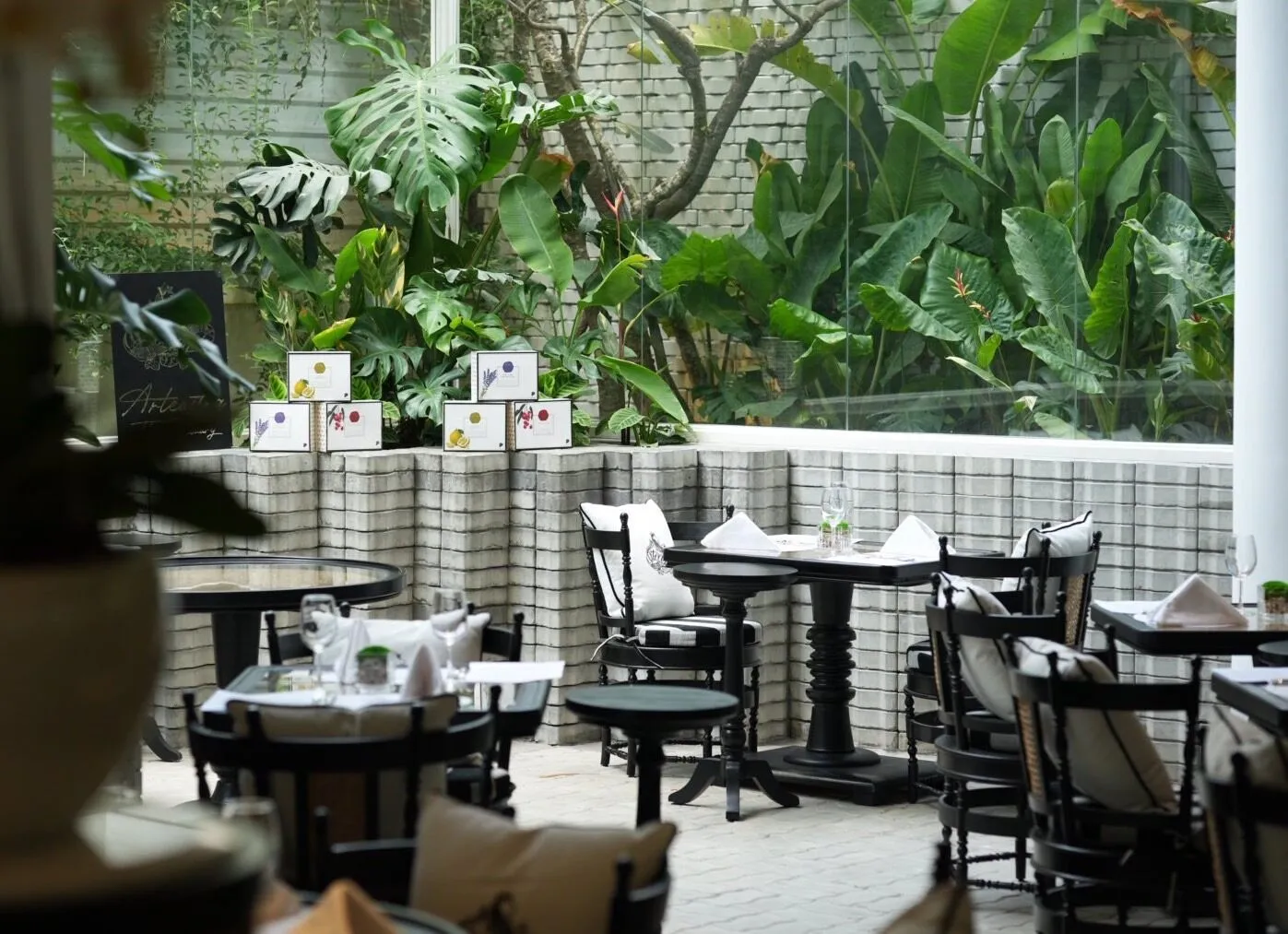 arteastiq-mang-den-viet-nam-net-tinh-te-va-sang-trong-trong-nghe-thuat-thuong-tra-thu-cong-tu-singapore5