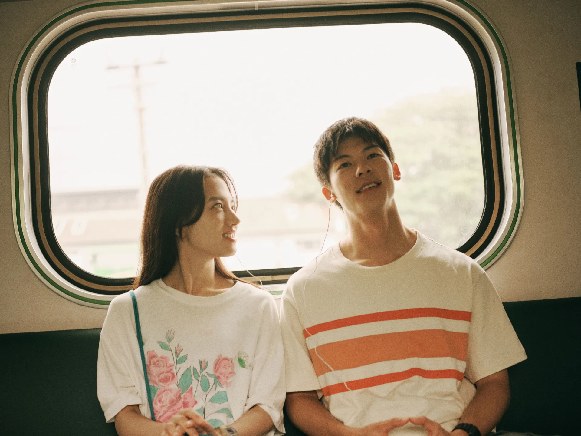 chat-lieu-ban-trai-hua-quang-han-lai-khien-fan-thuong-nho-o-phim-moi-thanh-xuan-18-22