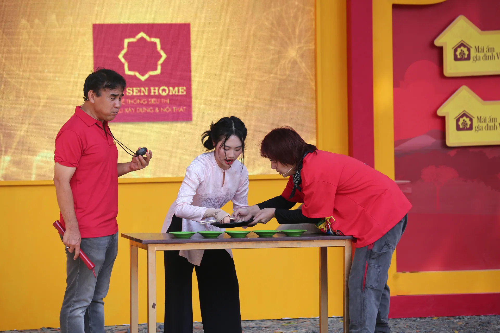 dien-vien-duy-khanh-va-ca-si-phuong-my-chi-gop-suc-mang-ve-giai-thuong-100-trieu-cho-tre-em-mo-coi4