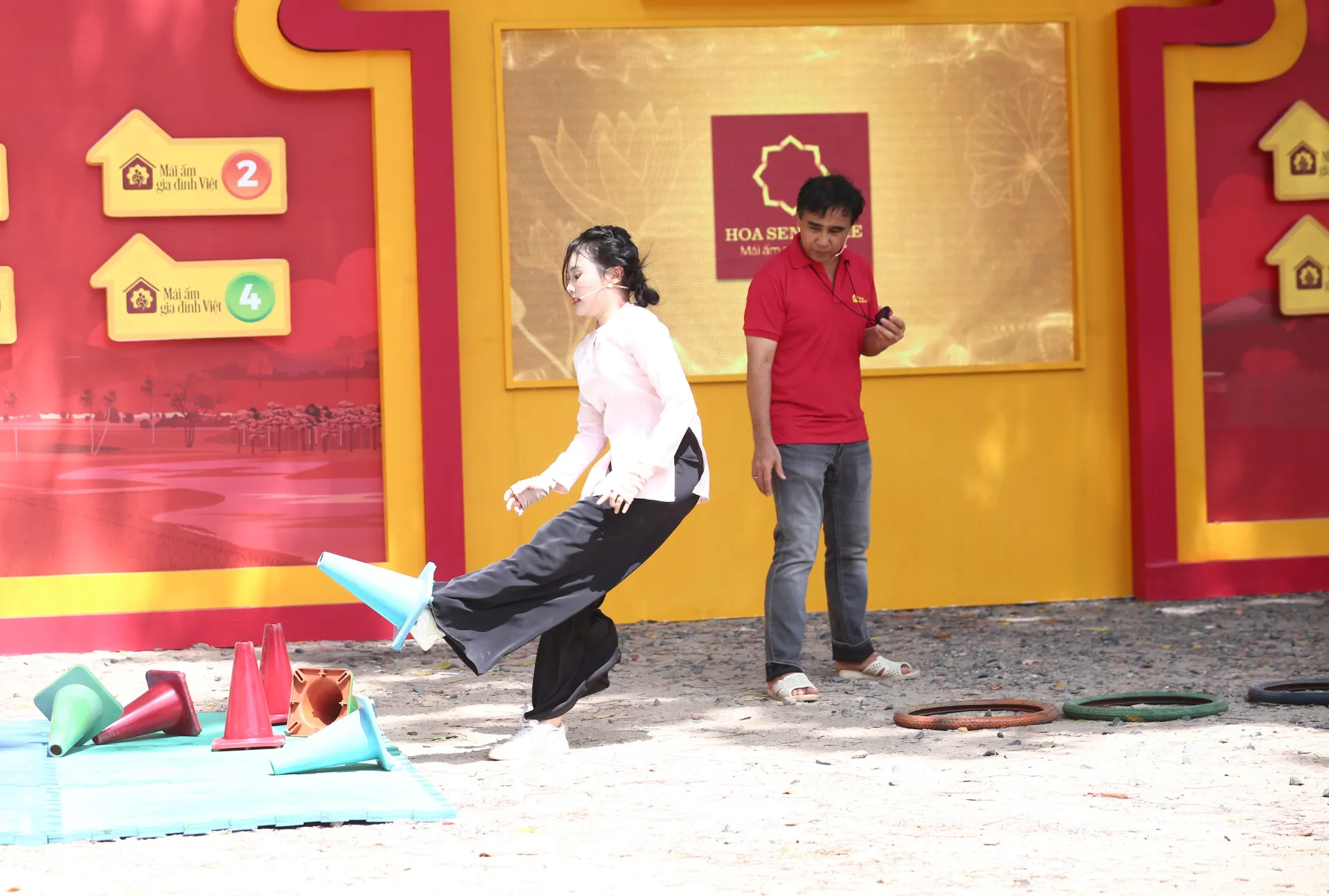 dien-vien-duy-khanh-va-ca-si-phuong-my-chi-gop-suc-mang-ve-giai-thuong-100-trieu-cho-tre-em-mo-coi7