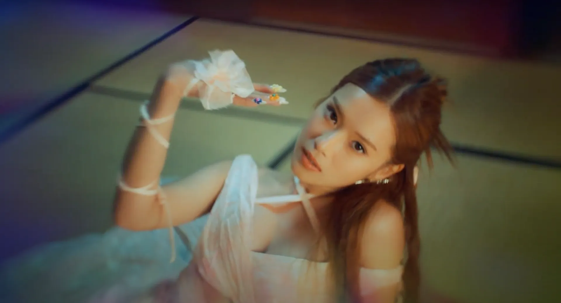 hoang-yen-chibi-day-thai-do-bi-trai-dep-nhieu-tien-chan-duong-trong-teaser-mv-soc-nhiet7