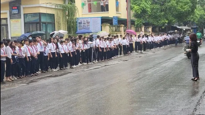 cac-em-hoc-sinh-xep-hang-dai-tien-dua-ban-lan-cuoi-1