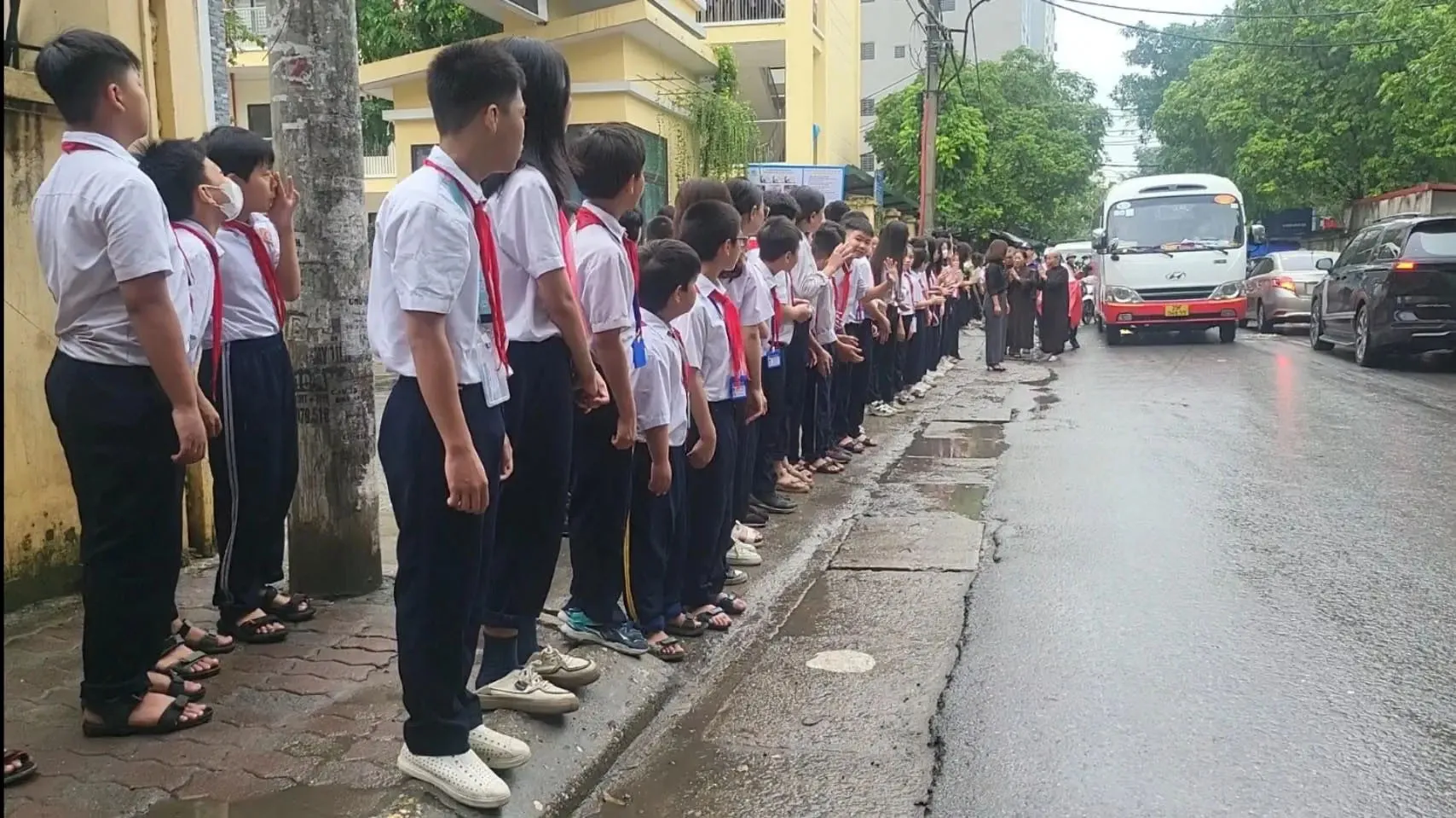 cac-em-hoc-sinh-xep-hang-dai-tien-dua-ban-lan-cuoi-3