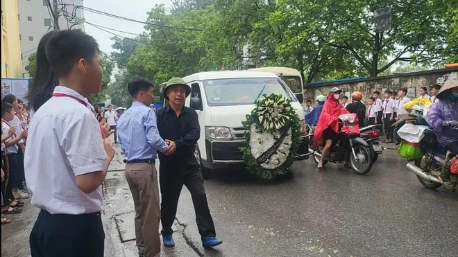 cac-em-hoc-sinh-xep-hang-dai-tien-dua-ban-lan-cuoi-4