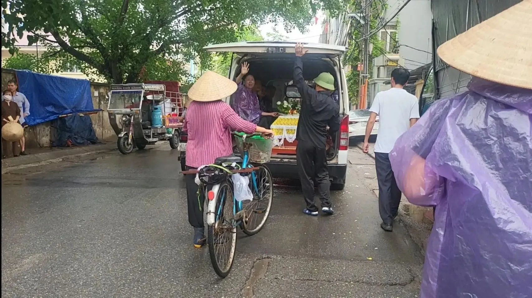 cac-em-hoc-sinh-xep-hang-dai-tien-dua-ban-lan-cuoi-5