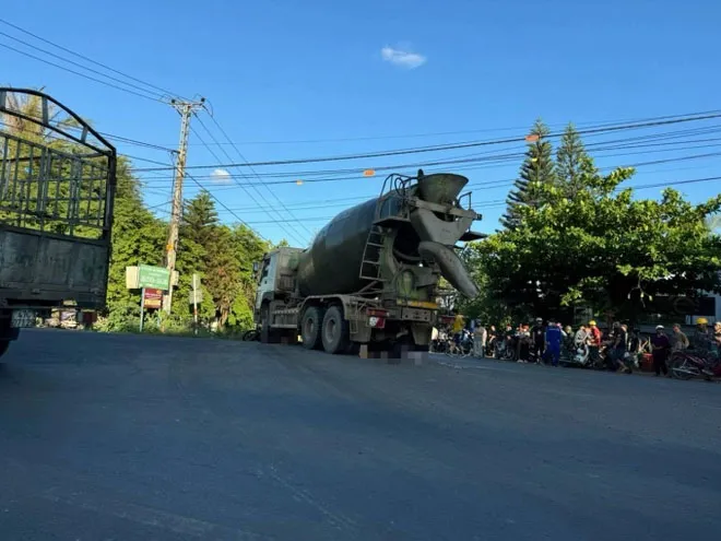 bo-ra-tu-gam-xe-bon-be-trai-3-tuoi-ngo-ngac-chung-kien-me-va-chi-gai-da-ra-di-mai-mai-1