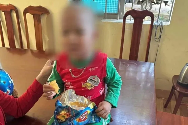 bo-ra-tu-gam-xe-bon-be-trai-3-tuoi-ngo-ngac-chung-kien-me-va-chi-gai-da-ra-di-mai-mai-2