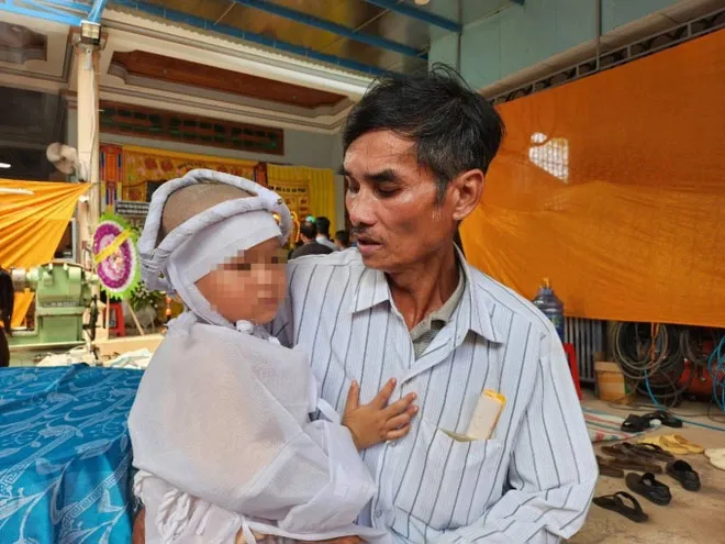 bo-ra-tu-gam-xe-bon-be-trai-3-tuoi-ngo-ngac-chung-kien-me-va-chi-gai-da-ra-di-mai-mai-3