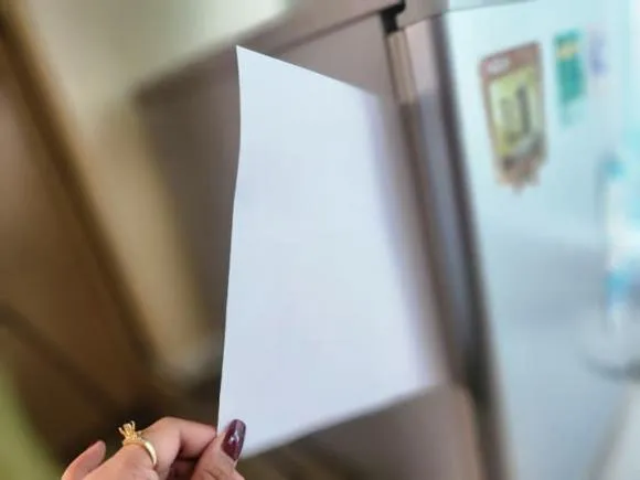 nhet-to-giay-vao-khe-cua-tu-lanh-meo-tiet-kiem-dien-khong-phai-ai-cung-biet-2