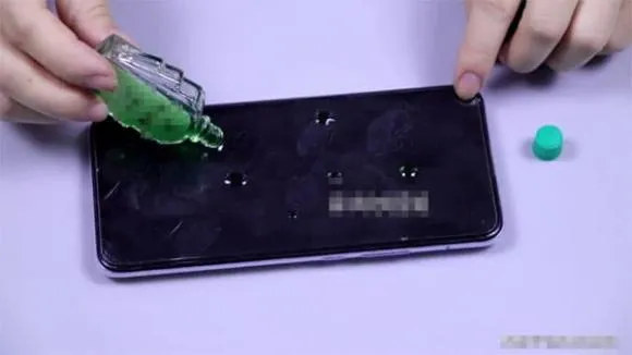 dien-thoai-dinh-dau-mo-va-nhieu-dau-van-tay-lam-theo-cach-nay-sach-se-bong-loang-ngay-lap-tuc-2