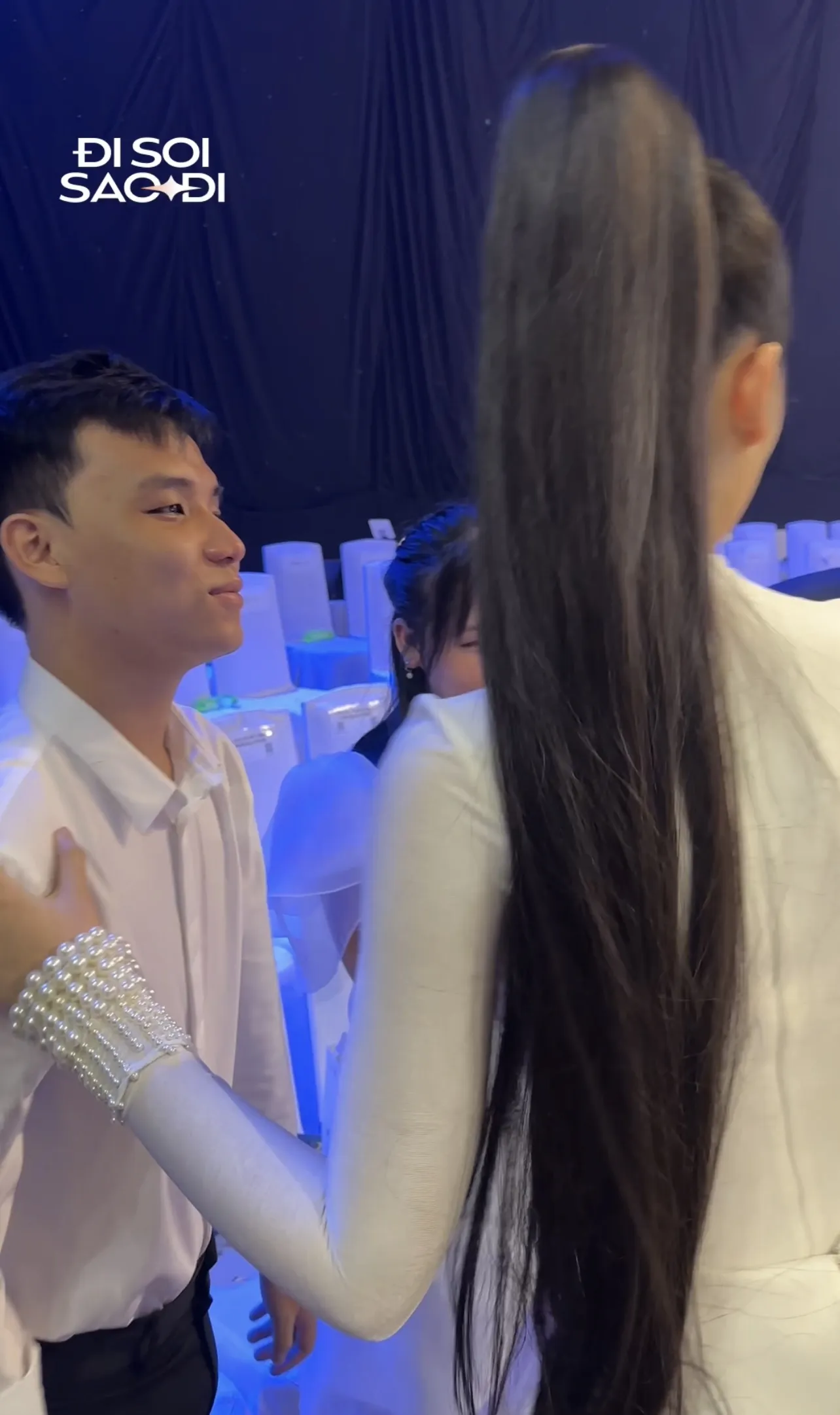 hoa-hau-y-nhi-duoc-ca-nha-thap-tung-di-dien-khong-ngai-the-hien-tinh-cam-cung-ban-trai-3